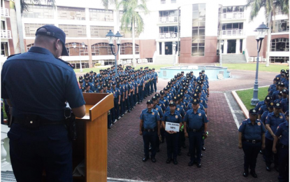 <p><strong>PNP PERSONNEL INVENTORY</strong>. Senior Supt. Kirby John B. Kraft, Laguna police provincial director, conducts personnel inventory of policemen assigned in the cities of Cabuyao and Calamba and the municipalities of Los Baños and Bay during his visits and personnel inventory at police stations on Sunday (June 17) at the Calamba City Hall promenade. <em>(PNA photo by Zen Trinidad)</em></p>